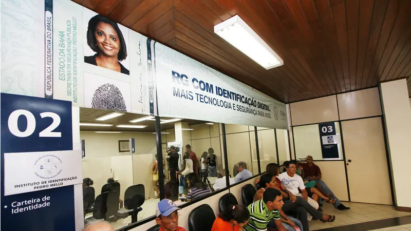 Documento com foto e selfie lado a lado durante a verificação de conta